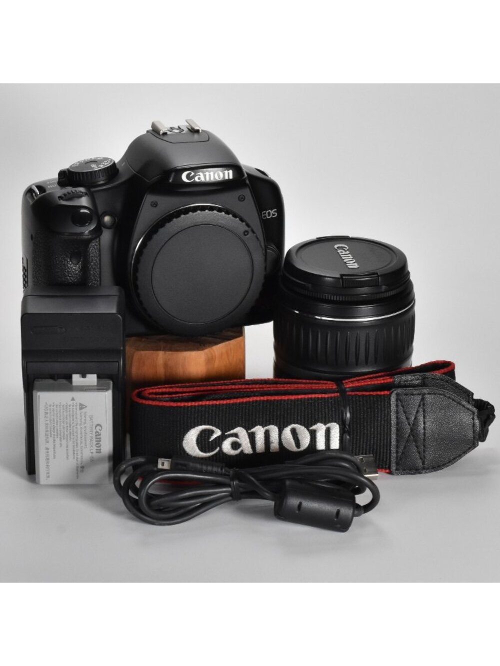 Canon EOS XSi/450D DSLR Digital Camera Canon 18-55mm IS Lens 25,789 Clicks
